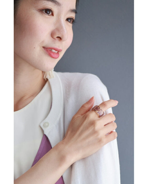 ドライフラワーの花びらを閉じこめたクリアリング