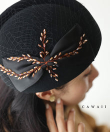  ビジューの花リボンを飾る優雅な変形ベレー帽子