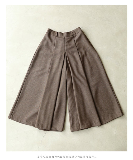 キレイめタックのフレアワイドパンツ