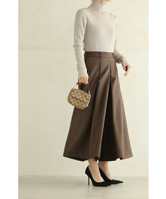 キレイめタックのフレアワイドパンツ