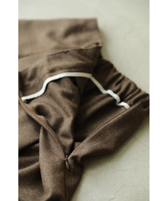 キレイめタックのフレアワイドパンツ