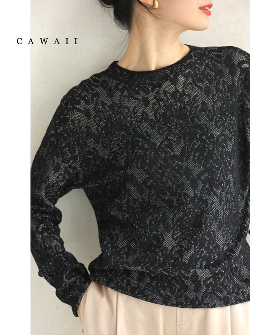 レース模様が浮かび上がるカットソートップス