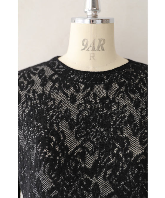 レース模様が浮かび上がるカットソートップス