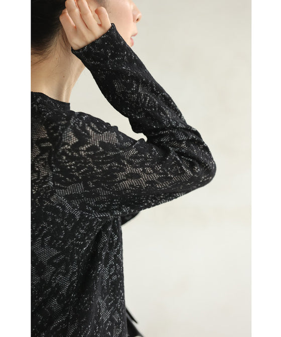 レース模様が浮かび上がるカットソートップス