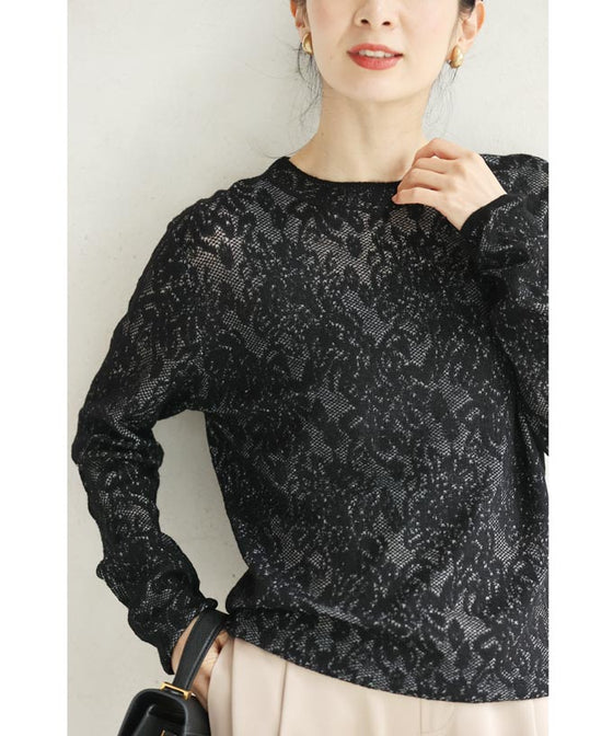 レース模様が浮かび上がるカットソートップス