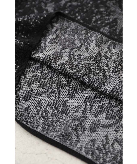 レース模様が浮かび上がるカットソートップス