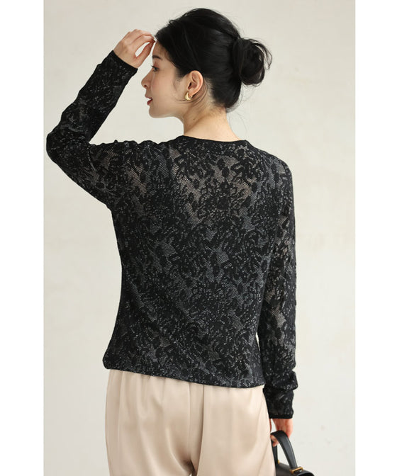 レース模様が浮かび上がるカットソートップス