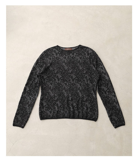 レース模様が浮かび上がるカットソートップス