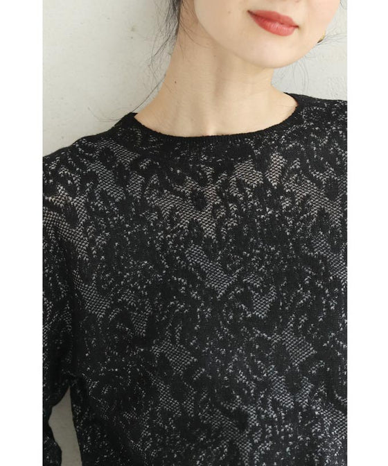 レース模様が浮かび上がるカットソートップス