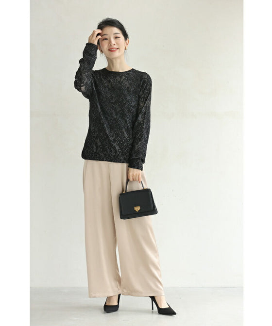 レース模様が浮かび上がるカットソートップス