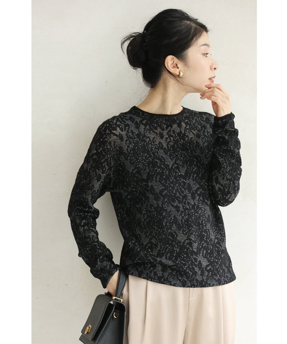 レース模様が浮かび上がるカットソートップス