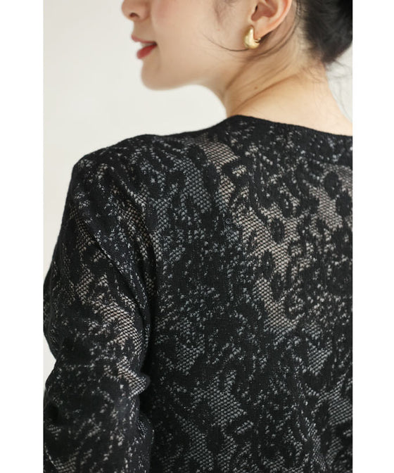 レース模様が浮かび上がるカットソートップス