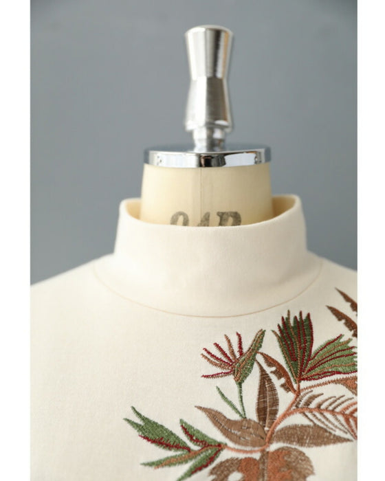 リーフ刺繍を描いたプルオーバートップス