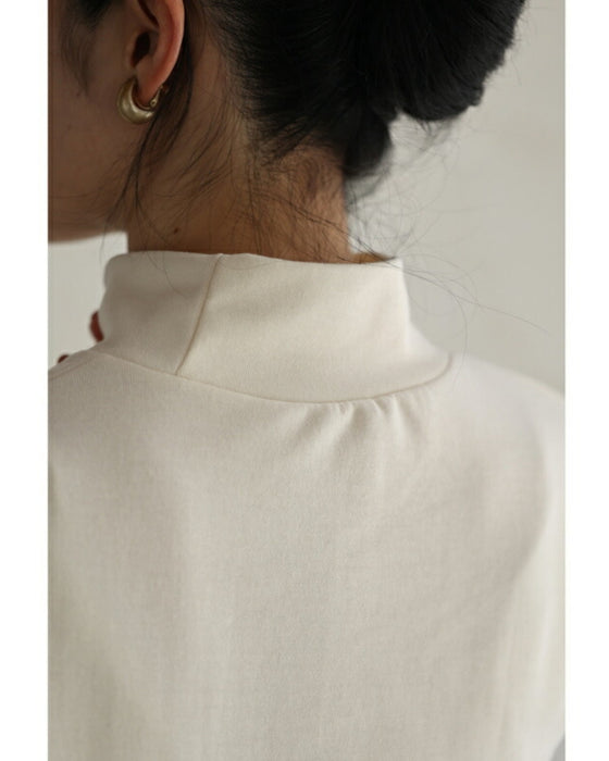 リーフ刺繍を描いたプルオーバートップス