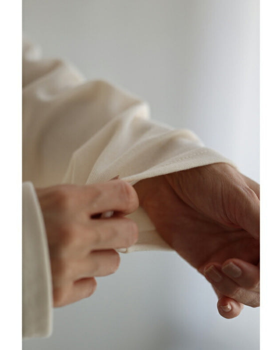 リーフ刺繍を描いたプルオーバートップス