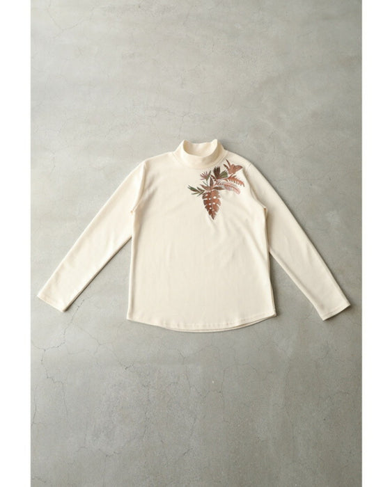 リーフ刺繍を描いたプルオーバートップス