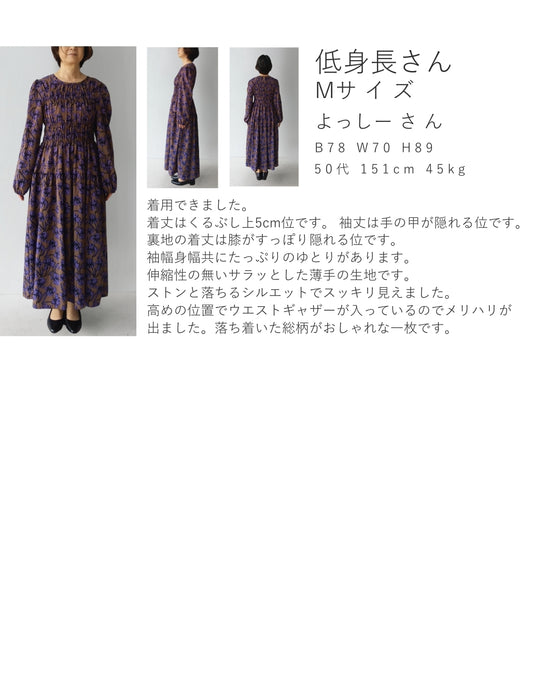 凛と咲く紫花シャーリングミディアムワンピース