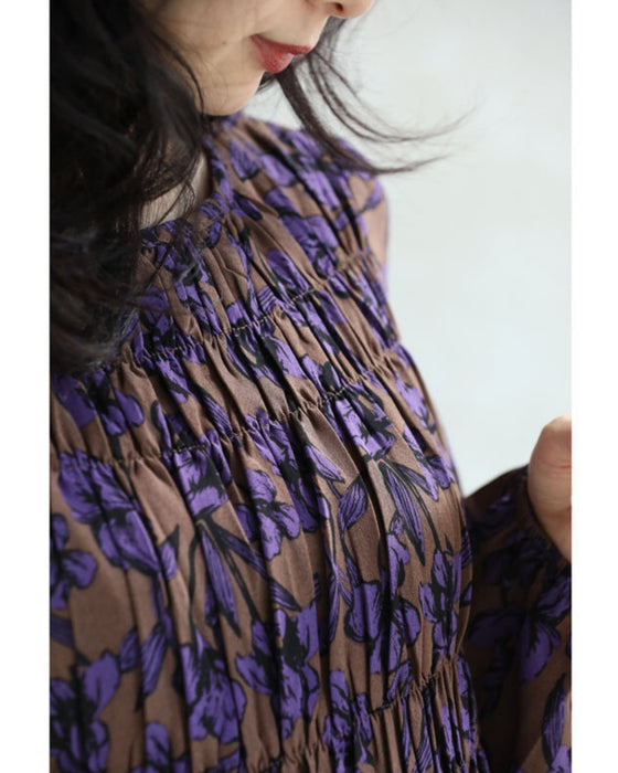 凛と咲く紫花シャーリングミディアムワンピース