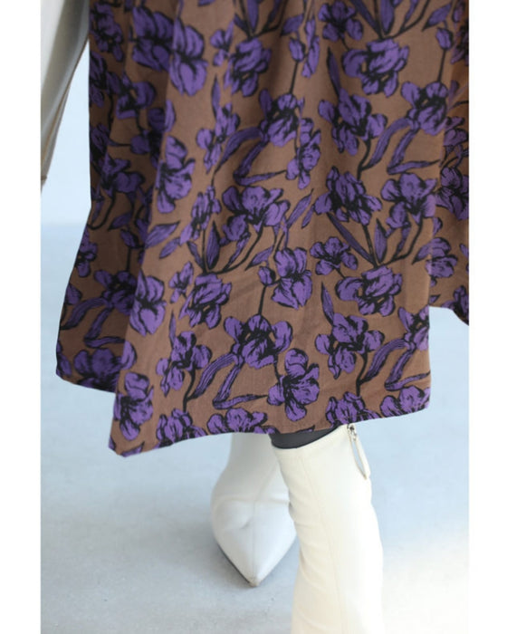 凛と咲く紫花シャーリングミディアムワンピース