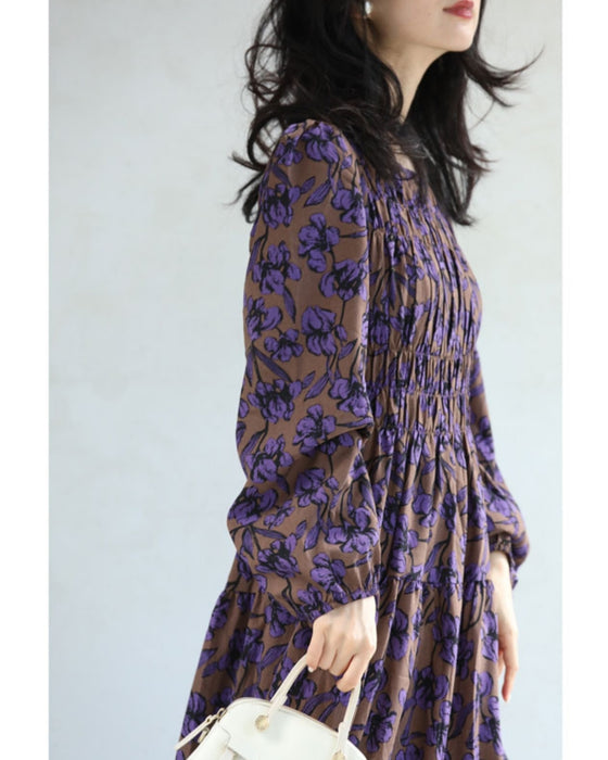 凛と咲く紫花シャーリングミディアムワンピース