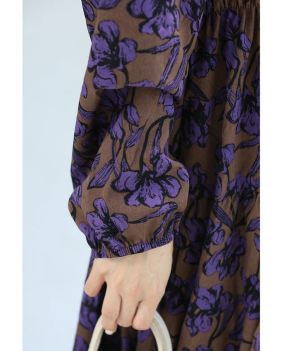 凛と咲く紫花シャーリングミディアムワンピース