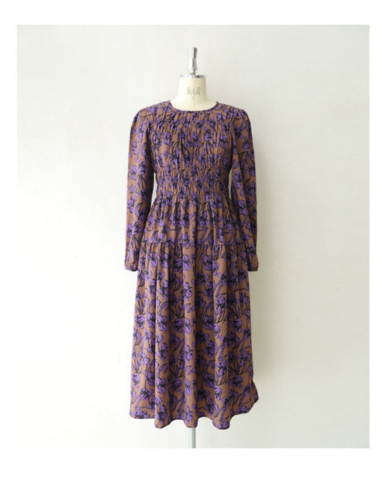 凛と咲く紫花シャーリングミディアムワンピース