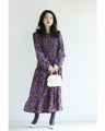 凛と咲く紫花シャーリングミディアムワンピース