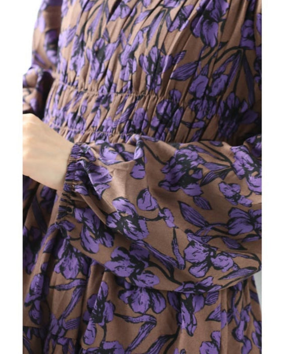 凛と咲く紫花シャーリングミディアムワンピース