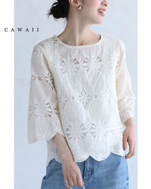  [Outlet item, no returns or exchanges] Floating relief lace pullover top
