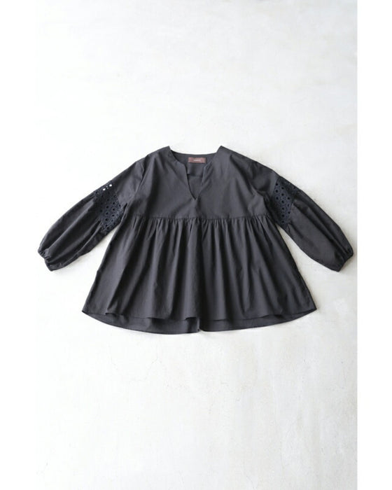 サークルレース袖の涼やかAラインブラウストップス