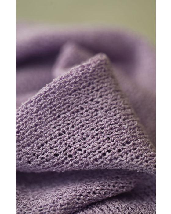 お尻まで包み込むラベンダー色カーディガン