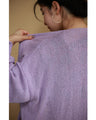 お尻まで包み込むラベンダー色カーディガン