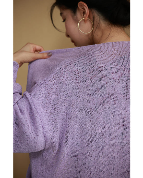 お尻まで包み込むラベンダー色カーディガン