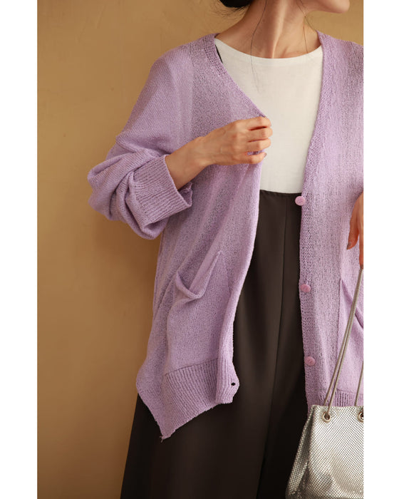 お尻まで包み込むラベンダー色カーディガン
