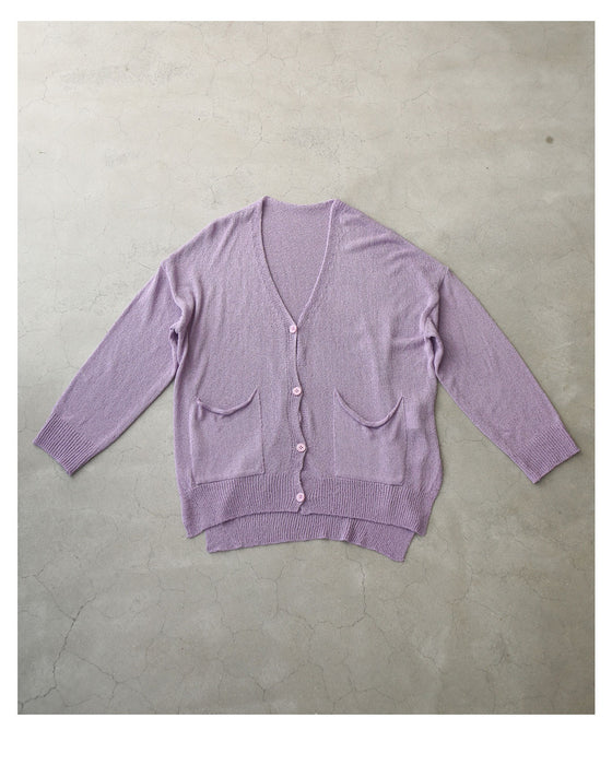 お尻まで包み込むラベンダー色カーディガン