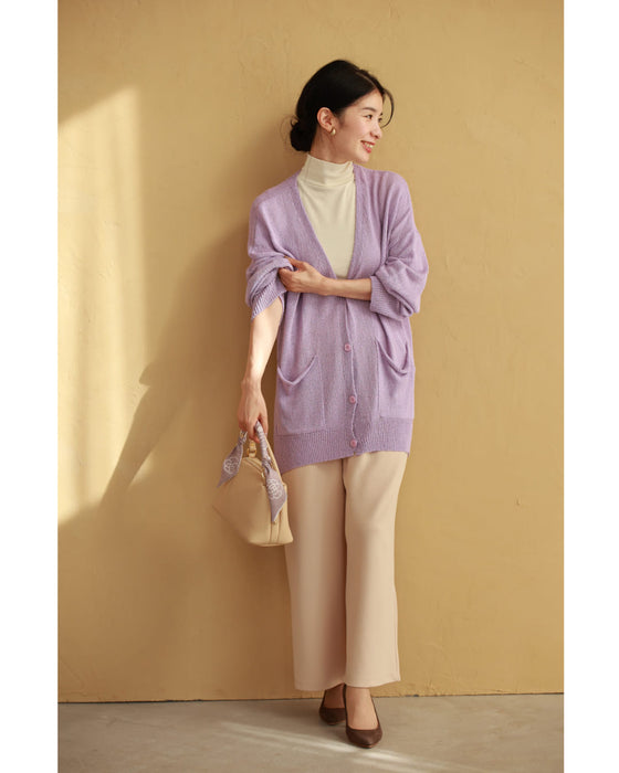 お尻まで包み込むラベンダー色カーディガン