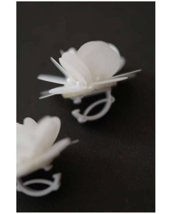 靴に一花添えるクリップ型フラワーアクセサリー