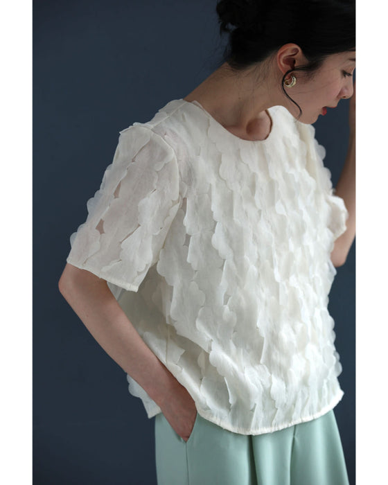 ひらひら雲が浮かぶクラウドブラウストップス