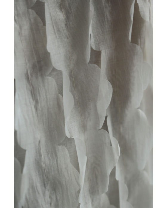 ひらひら雲が浮かぶクラウドブラウストップス