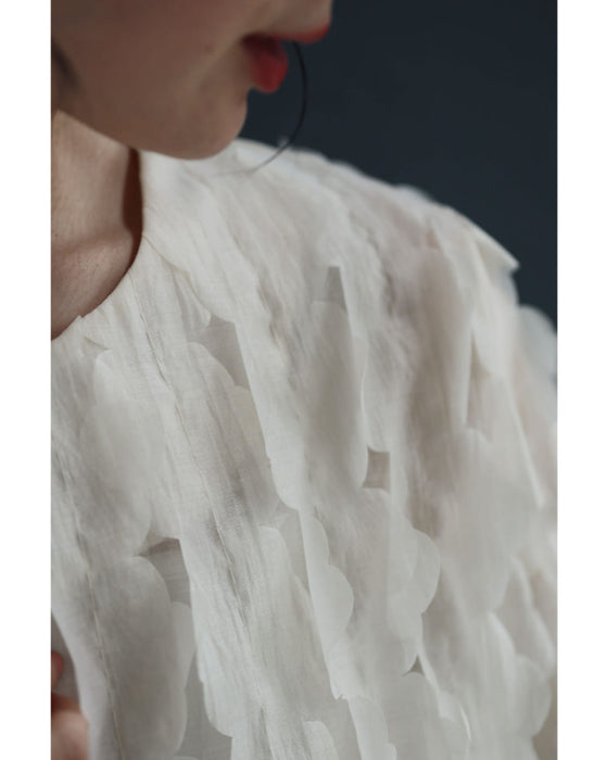 ひらひら雲が浮かぶクラウドブラウストップス