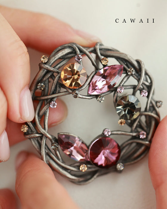 デコレーションビジューが輝くリースブローチ