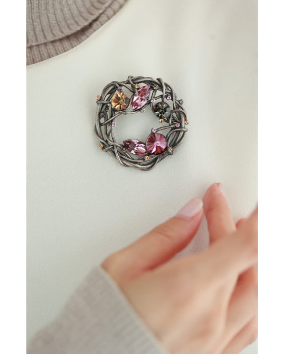 デコレーションビジューが輝くリースブローチ