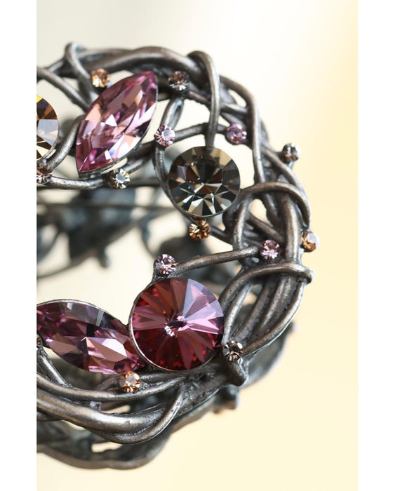 デコレーションビジューが輝くリースブローチ