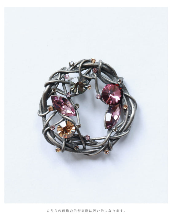 デコレーションビジューが輝くリースブローチ