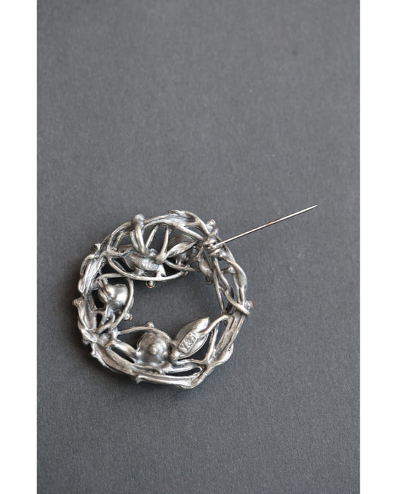 デコレーションビジューが輝くリースブローチ