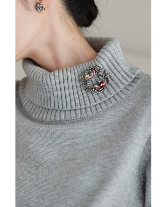 デコレーションビジューが輝くリースブローチ