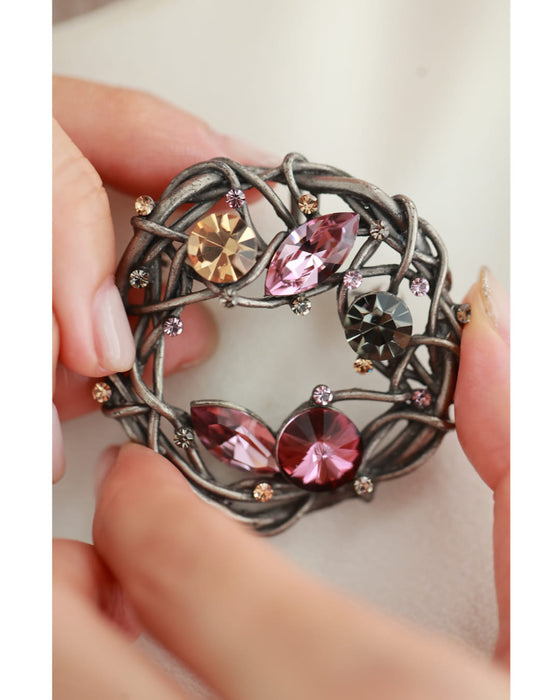 デコレーションビジューが輝くリースブローチ