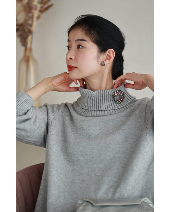 デコレーションビジューが輝くリースブローチ