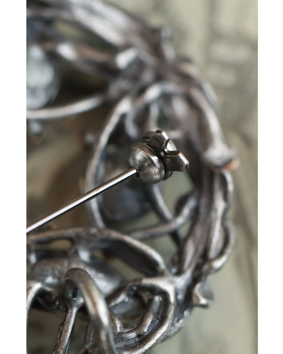 デコレーションビジューが輝くリースブローチ