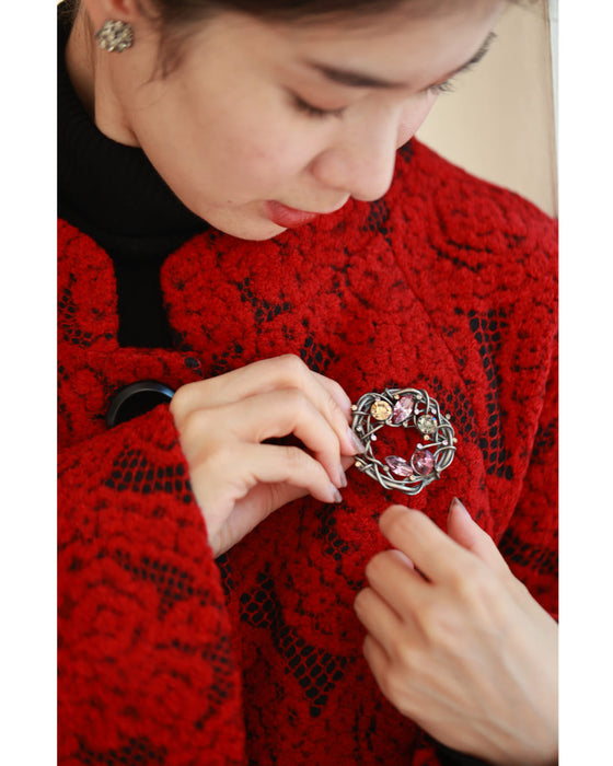 デコレーションビジューが輝くリースブローチ